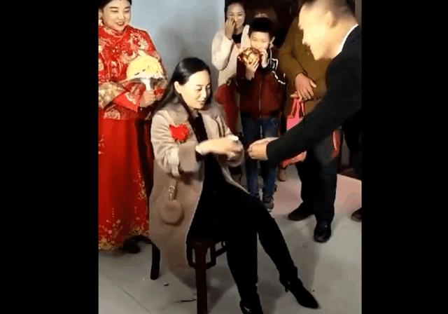 男子結婚看到丈母娘樂壞，長得比老婆都漂亮，網友：你到底娶誰？