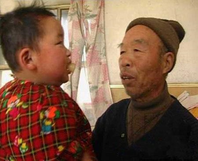 小女孩剛出世便失去媽媽 ，爺爺捨不得把她送人，找來母羊「喂奶」，結果母羊剛湊上去，奇蹟發生了！ 