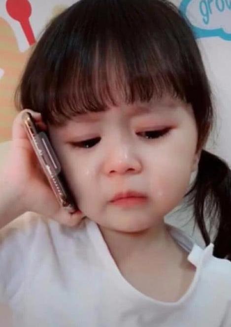 被媽媽教訓後，3歲女兒撥通爸爸的電話，淚汪汪的「投訴語音」讓人笑噴 ！