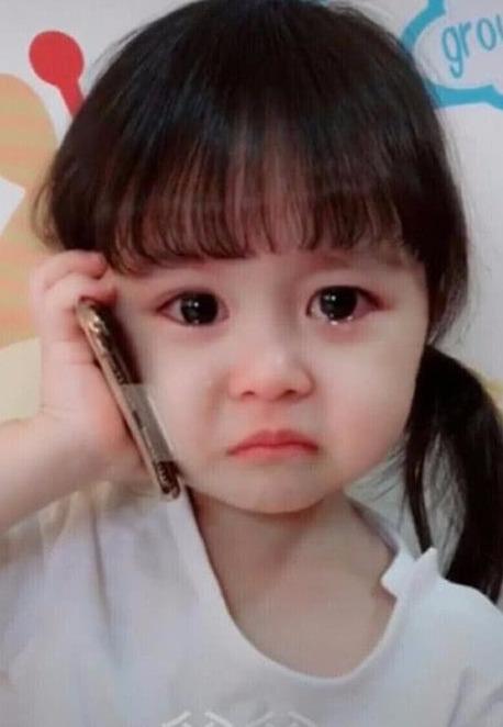 被媽媽教訓後，3歲女兒撥通爸爸的電話，淚汪汪的「投訴語音」讓人笑噴 ！