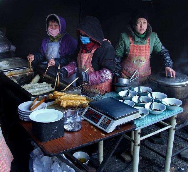 兒媳幫忙賣早餐，每天都少錢，婆婆裝不知，半月後驚喜不斷