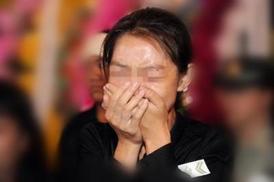 去農村男友家，婆婆要俺晚上不要出房間，好奇出來後，俺情緒失控