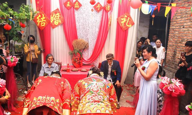 我結婚發小給三百，發小結婚我給三千，晚上收到發小簡訊，我蒙了