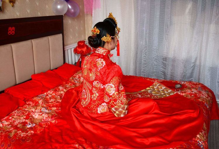 新婚夜，婆婆送她傳家玉鐲，吃飯時嫂子一直踢她，跟她出門她蒙了