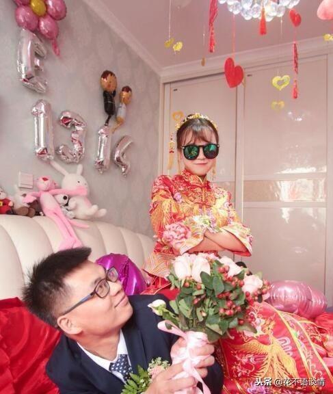 大姑姐離婚後住家裡，從不交伙食費，臨走送一張卡，女子淚目