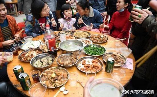大姑姐離婚後住家裡，從不交伙食費，臨走送一張卡，女子淚目