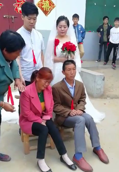 女子出嫁媽媽難捨淚目，和女兒女婿拍照留影，女兒的做法不忍直視