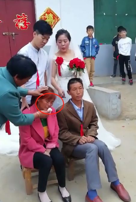 女子出嫁媽媽難捨淚目，和女兒女婿拍照留影，女兒的做法不忍直視