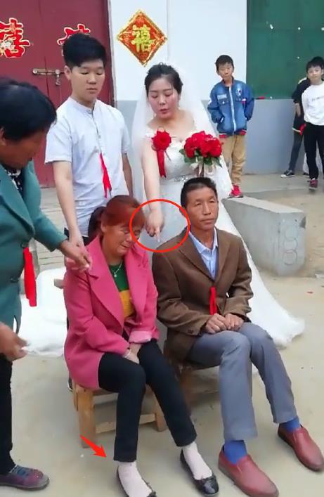 女子出嫁媽媽難捨淚目，和女兒女婿拍照留影，女兒的做法不忍直視