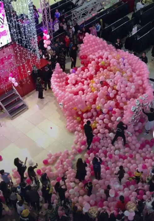 男子向女友求婚，本以為很簡單，氣球炸開後全場炸開了鍋