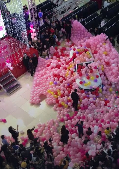 男子向女友求婚，本以為很簡單，氣球炸開後全場炸開了鍋