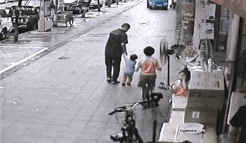 人販子最常用的手段除了騙、還有偷和搶！想要保護孩子，這5招必須學會！
