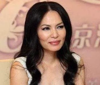 她長相醜陋一夜成名，丈夫靠她吃飯多年，出軌後賠償丈夫800萬