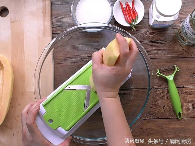 木瓜不用成熟吃了，告訴你這種新吃法，糖醋腌一腌，清脆又酸爽