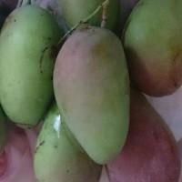腌芒果酸酸甜甜，其中夾雜著一絲絲辣，很開胃