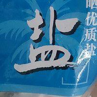 腌芒果酸酸甜甜，其中夾雜著一絲絲辣，很開胃