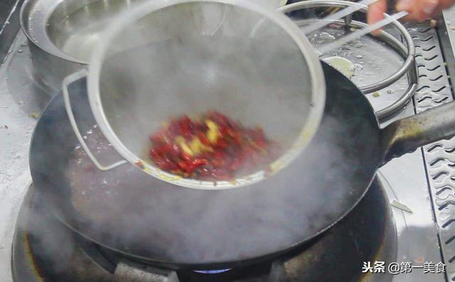廚師長教你做正宗的水煮牛肉，學會這道水煮牛肉，火鍋都不想吃了