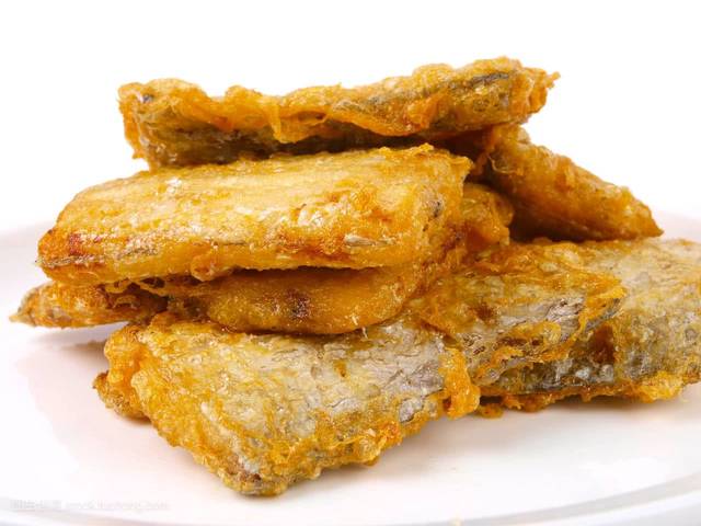 炸帶魚時，別著急放油下鍋炸！這一步不能少，帶魚又酥又香又入味！