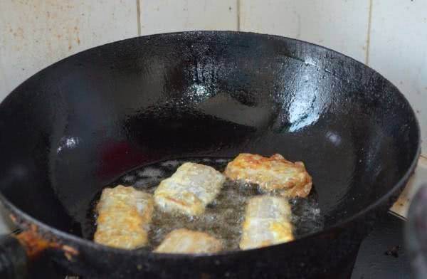 炸帶魚時，別著急放油下鍋炸！這一步不能少，帶魚又酥又香又入味！