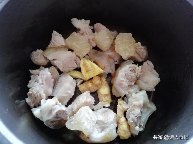 冬天來一碗廣東豬腳姜醋，光聞味道就饞了！