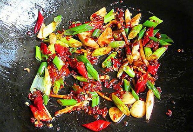 雞肉做成這樣特有面子，有這個小技巧，雞肉不柴，炒2盤也能吃完