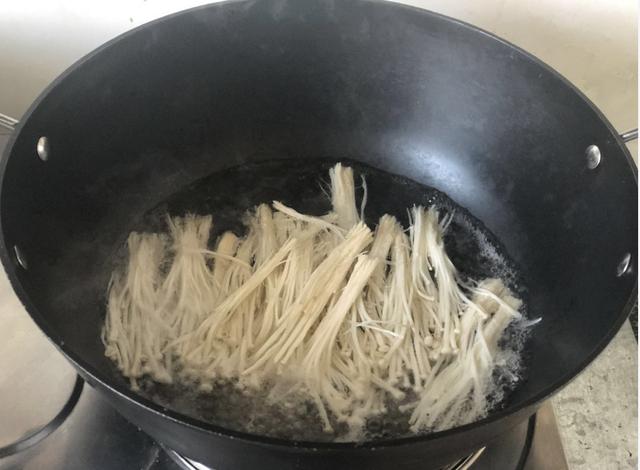 金針菇的這種做法，我也是第一次做，吃著不塞牙，還有利於營養吸收