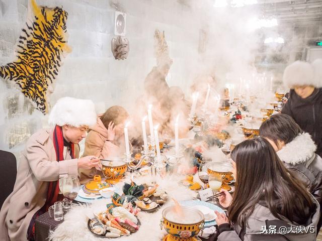 在零下25°C的冰屋吃著熱氣騰騰的火鍋，網友：不會被凍死嗎？