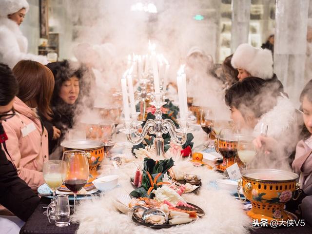 在零下25°C的冰屋吃著熱氣騰騰的火鍋，網友：不會被凍死嗎？