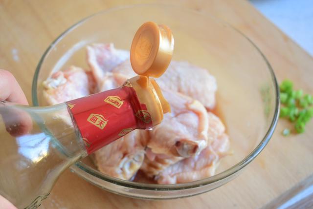 雞翅這做法最好吃，不加一滴水，兒子一人就能吃光碟，邊吃邊說香