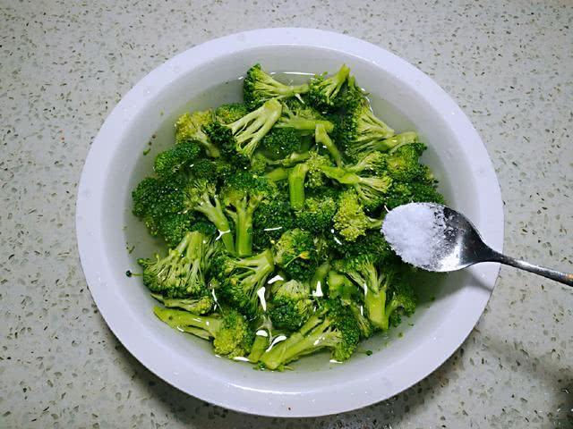 炒花椰菜要先焯水嗎？很多人不知道，大廚教你正確做法···