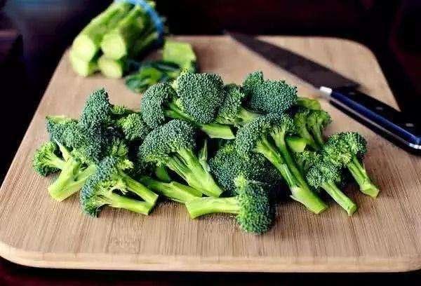 炒花椰菜要先焯水嗎？很多人不知道，大廚教你正確做法···