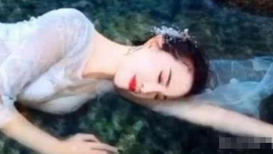 小夫妻花45萬拍婚紗照，攝影師「拿拖鞋當道具」惹怒新娘！成品出來卻驚艷不已