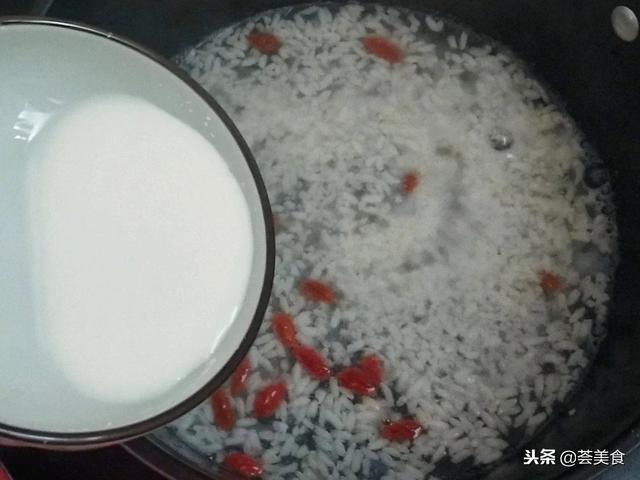 冬季最適合女人喝的一碗甜羹，改善手腳冰涼，喝出好氣色