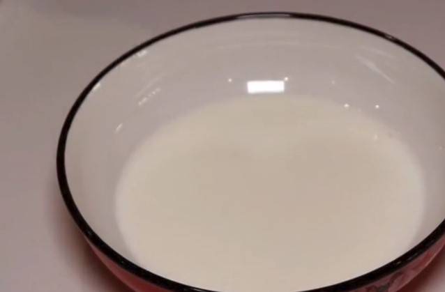 牛奶+紅糖+椰漿，自製零失敗的椰汁千層馬蹄糕，Q彈爽口，新年招待客人也特別有面子