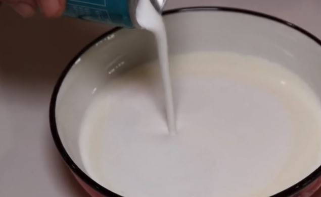 牛奶+紅糖+椰漿，自製零失敗的椰汁千層馬蹄糕，Q彈爽口，新年招待客人也特別有面子