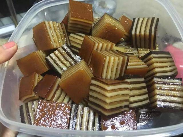 牛奶+紅糖+椰漿，自製零失敗的椰汁千層馬蹄糕，Q彈爽口，新年招待客人也特別有面子