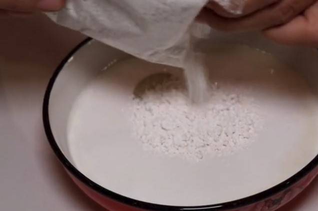 牛奶+紅糖+椰漿，自製零失敗的椰汁千層馬蹄糕，Q彈爽口，新年招待客人也特別有面子