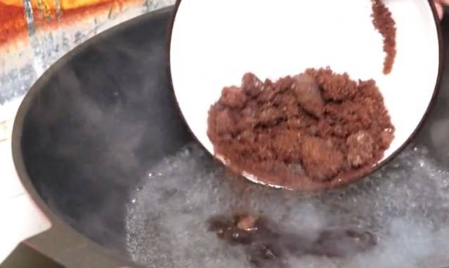 牛奶+紅糖+椰漿，自製零失敗的椰汁千層馬蹄糕，Q彈爽口，新年招待客人也特別有面子
