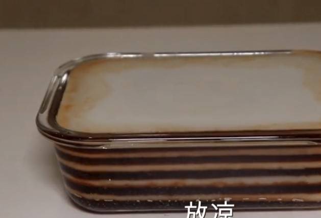 牛奶+紅糖+椰漿，自製零失敗的椰汁千層馬蹄糕，Q彈爽口，新年招待客人也特別有面子