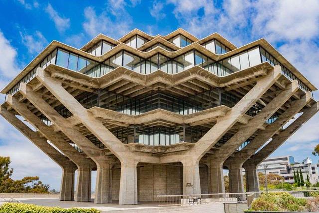 國外評選出10個丑得哭的建築，反而吸引了大批遊客