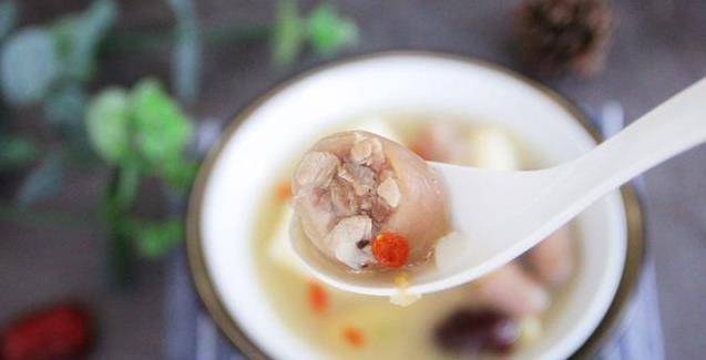 女人一定要常喝這碗湯，補腰又養顏，腰酸背痛的人要多吃