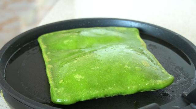 早餐想吃雞蛋灌餅，多做一些這樣的餅坯凍起來，5分鐘就能做好