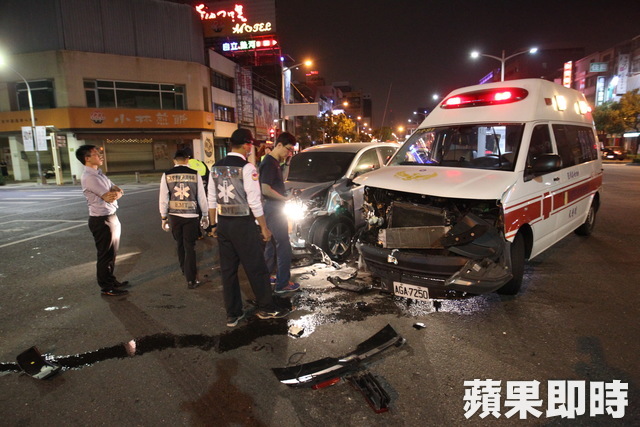 救護車對撞休旅車　女騎士路過又撞警員自摔 