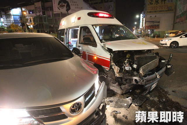 救護車對撞休旅車　女騎士路過又撞警員自摔 