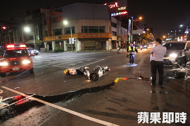 救護車對撞休旅車　女騎士路過又撞警員自摔 
