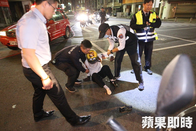 救護車對撞休旅車　女騎士路過又撞警員自摔 