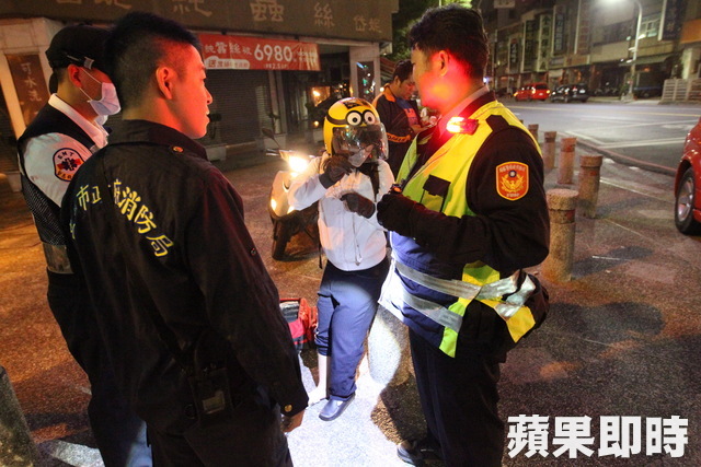 救護車對撞休旅車　女騎士路過又撞警員自摔 