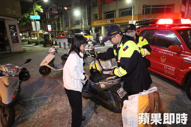 救護車對撞休旅車　女騎士路過又撞警員自摔 