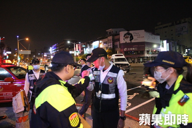 救護車對撞休旅車　女騎士路過又撞警員自摔 