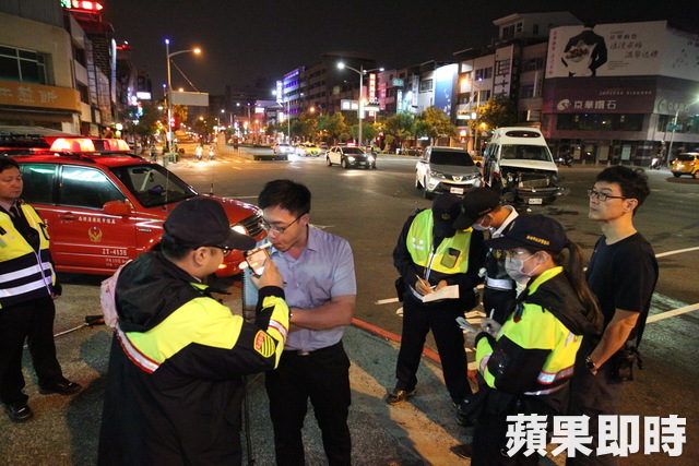 救護車對撞休旅車　女騎士路過又撞警員自摔 